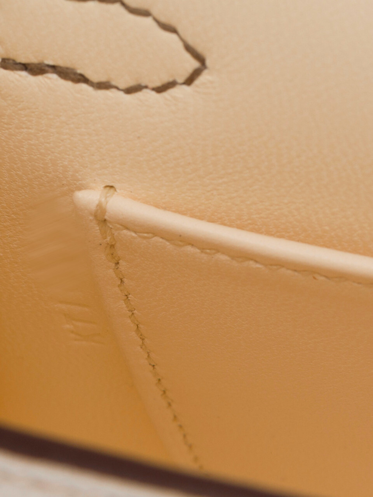Hermès 2020s Beige and Gray Chèvre Mysore Mini Kelly 20 Sellier Bag